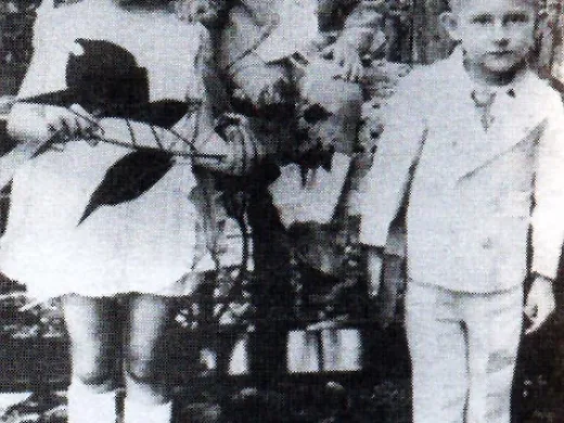 Fidel Castro con sus hermanos Ángela y Ramón en Birán 1929