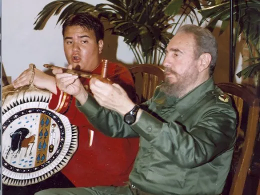 Fidel Castro Ruz junto a Daniel Daniel Yang, dirigente juvenil del Movimiento Indio Americano Fidel Castro Ruz junto a Daniel Daniel Yang, dirigente juvenil del Movimiento Indio Americano