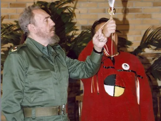 Fidel Castro Ruz junto a Daniel Daniel Yang, dirigente juvenil del Movimiento Indio Americano Fidel Castro Ruz junto a Daniel Daniel Yang, dirigente juvenil del Movimiento Indio Americano