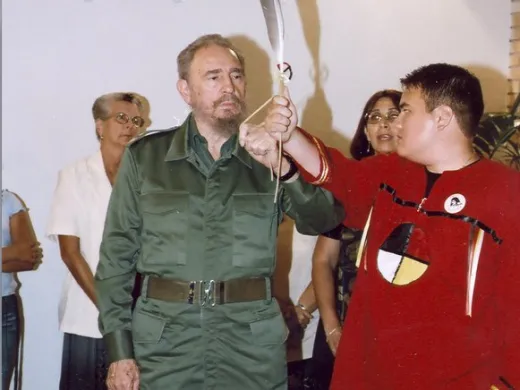 Fidel Castro Ruz junto a Daniel Daniel Yang, dirigente juvenil del Movimiento Indio Americano Fidel Castro Ruz junto a Daniel Daniel Yang, dirigente juvenil del Movimiento Indio Americano