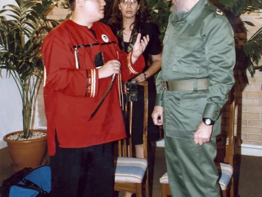 Fidel Castro Ruz junto a Daniel Daniel Yang, dirigente juvenil del Movimiento Indio Americano Fidel Castro Ruz junto a Daniel Daniel Yang, dirigente juvenil del Movimiento Indio Americano