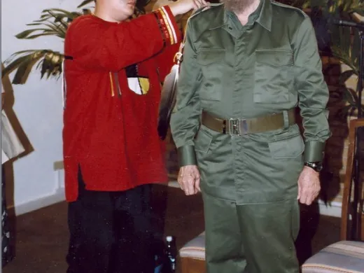 Fidel Castro Ruz junto a Daniel Daniel Yang, dirigente juvenil del Movimiento Indio Americano Fidel Castro Ruz junto a Daniel Daniel Yang, dirigente juvenil del Movimiento Indio Americano