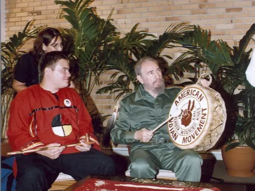 Fidel Castro Ruz junto a Daniel Daniel Yang, dirigente juvenil del Movimiento Indio Americano Fidel Castro Ruz junto a Daniel Daniel Yang, dirigente juvenil del Movimiento Indio Americano