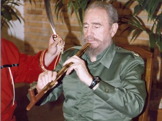 Fidel Castro Ruz junto a Daniel Daniel Yang, dirigente juvenil del Movimiento Indio Americano Fidel Castro Ruz junto a Daniel Daniel Yang, dirigente juvenil del Movimiento Indio Americano