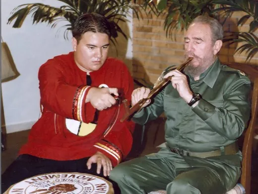 Fidel Castro Ruz junto a Daniel Daniel Yang, dirigente juvenil del Movimiento Indio Americano Fidel Castro Ruz junto a Daniel Daniel Yang, dirigente juvenil del Movimiento Indio Americano