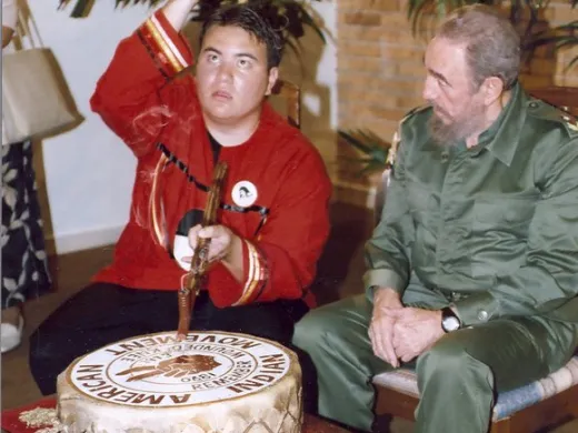 Fidel Castro Ruz junto a Daniel Daniel Yang, dirigente juvenil del Movimiento Indio Americano Fidel Castro Ruz junto a Daniel Daniel Yang, dirigente juvenil del Movimiento Indio Americano