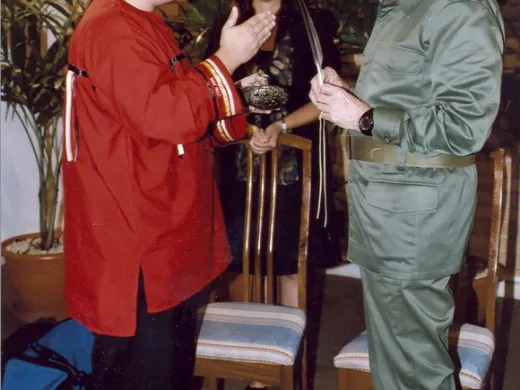 Fidel Castro Ruz junto a Daniel Daniel Yang, dirigente juvenil del Movimiento Indio Americano Fidel Castro Ruz junto a Daniel Daniel Yang, dirigente juvenil del Movimiento Indio Americano